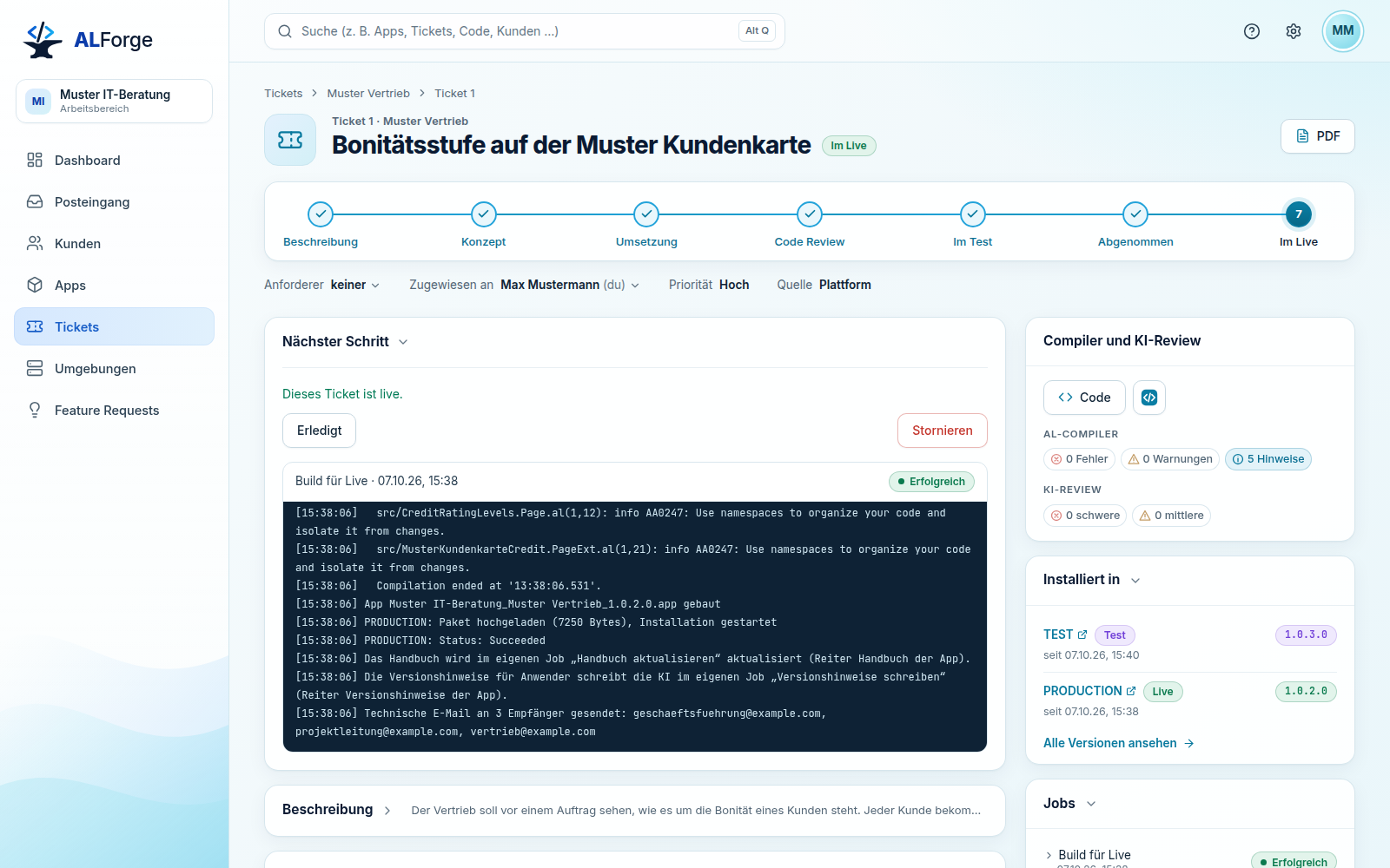 Ticket 1 „Bonitätsstufe auf der Muster Kundenkarte“ der App Muster Vertrieb im Status „Im Live“, links die Navigation mit Dashboard, Posteingang, Kunden, Apps, Tickets, Umgebungen und Feature Requests, im Kopf das Suchfeld „Suche (z. B. Apps, Tickets, Code, Kunden …)“ mit dem Hinweis „Alt Q“; oben die Schrittleiste mit Haken an Beschreibung, Konzept, Umsetzung, Code Review, Im Test und Abgenommen und „Im Live“ als aktuellem Schritt 7, darunter Anforderer, Zugewiesen an Max Mustermann, Priorität Hoch und Quelle Plattform; unter „Nächster Schritt“ der Satz „Dieses Ticket ist live.“ mit den Knöpfen „Erledigt“ und „Stornieren“ und das Log des erfolgreichen Jobs „Build für Live“, darunter zugeklappt die Beschreibung mit ihrem Anfang; rechts die Karte „Compiler und KI-Review“ mit dem Knopf „Code“ und dem Symbol des Web-Editors, 0 Fehlern, 0 Warnungen und 5 Hinweisen des AL-Compilers und 0 schweren und 0 mittleren Funden des KI-Reviews, darunter „Installiert in“ mit TEST 1.0.3.0 und PRODUCTION 1.0.2.0 und der Anfang der Jobs