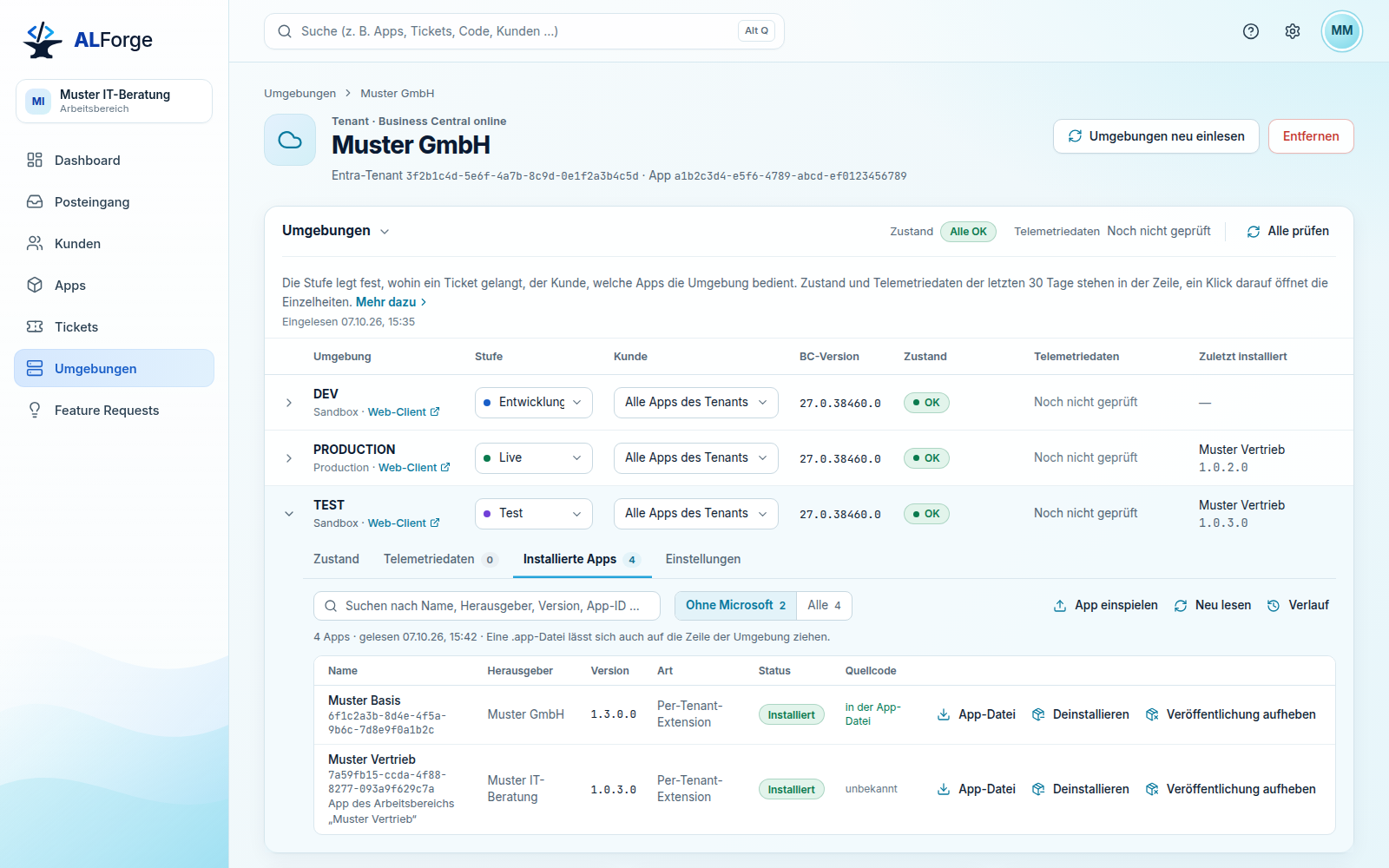 Tenant Muster GmbH (Business Central online) mit dem Inforegister „Umgebungen“: oben Zustand „Alle OK“, Telemetriedaten „Noch nicht geprüft“ und „Alle prüfen“, darunter je Umgebung eine Zeile mit Stufe, Kunde, BC-Version, Zustand, Telemetriedaten und zuletzt installierter Version: DEV (Sandbox, Stufe Entwicklung), PRODUCTION (Production, Stufe Live, zuletzt installiert Muster Vertrieb 1.0.2.0) und TEST (Sandbox, Stufe Test, zuletzt installiert Muster Vertrieb 1.0.3.0), alle mit BC-Version 27.0.38460.0, Zustand OK und in der Spalte Kunde „Alle Apps des Tenants“; TEST ist aufgeklappt und zeigt im Reiter „Installierte Apps“ das Suchfeld, die Auswahl „Ohne Microsoft“ (2) oder „Alle“ (4), die Aktionen „App einspielen“, „Neu lesen“ und „Verlauf“ und die Apps Muster Basis (Muster GmbH, 1.3.0.0) und Muster Vertrieb (Muster IT-Beratung, 1.0.3.0), beide Per-Tenant-Extension und installiert, je mit „App-Datei“, „Deinstallieren“ und „Veröffentlichung aufheben“
